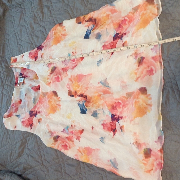 Dalia Collection | Pretty Floral Print Sleeveless Blouse - Picture 9 of 10